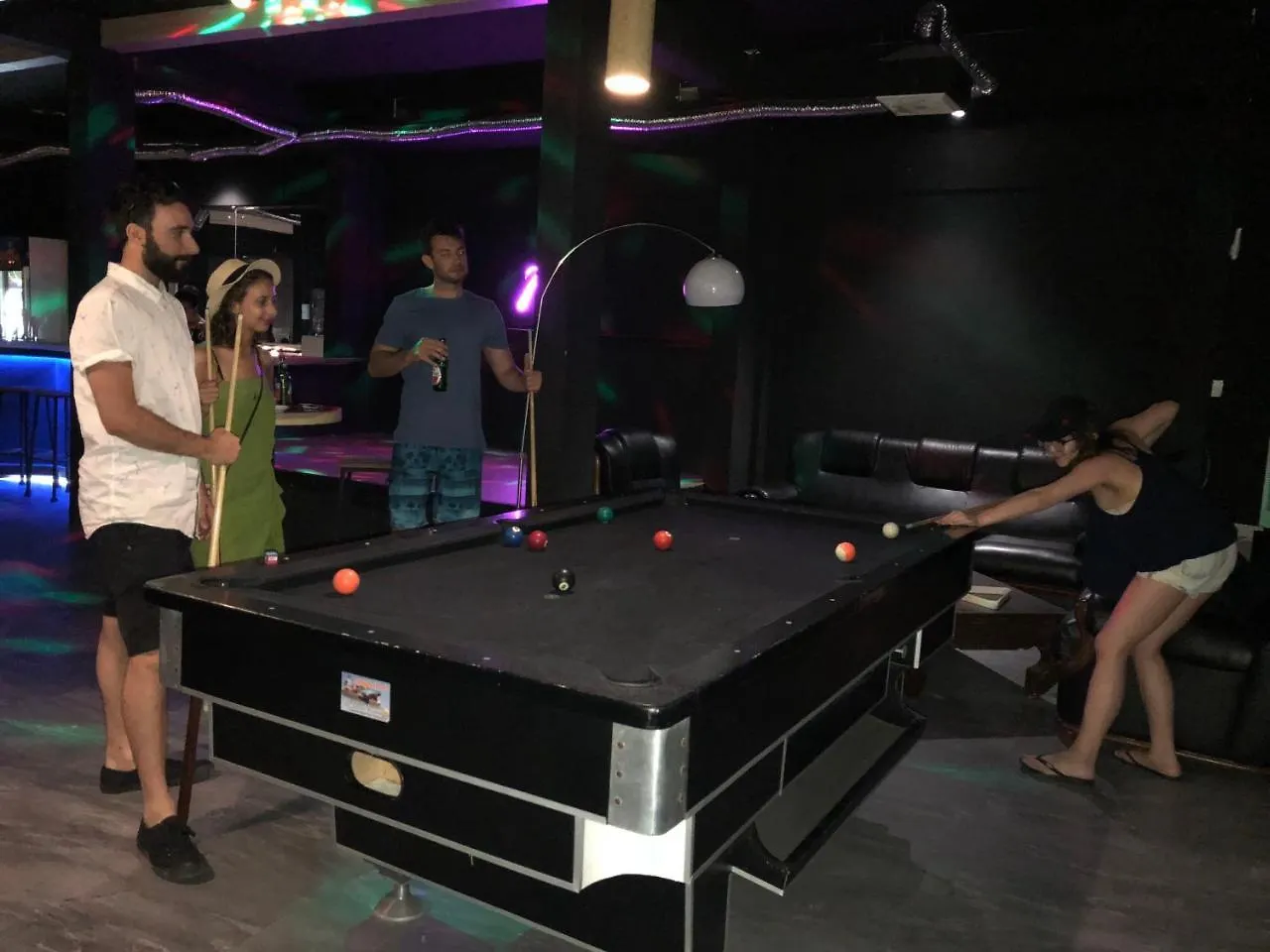 M Box Seminyak Vandrarhem Indonesien